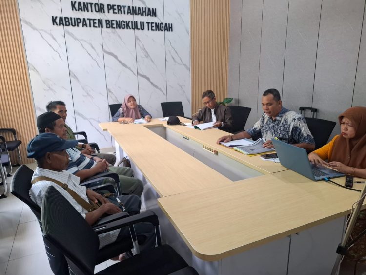 Kantor Pertanahan Kabupaten Bengkulu Tengah memfasilitasi mediasi sengketa tanah di Desa Margomulyo, Kecamatan Pondok Kubang, Senin (9/3/2026). (Foto:Yl)