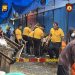 Personel Polda Bengkulu turun langsung membersihkan tumpukan sampah di kawasan Pasar Minggu, Kota Bengkulu, Jumat (6/3/2026). (Foto:Yl)
