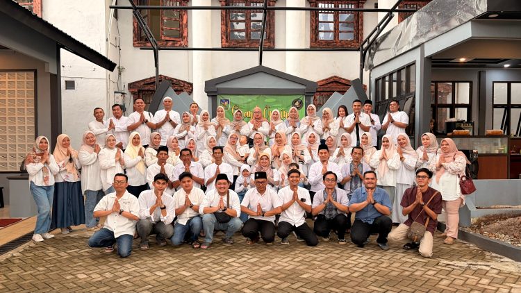 Poto bersama usai menggelar bukber Selasa (10/3/2026). (Dok. Yola)