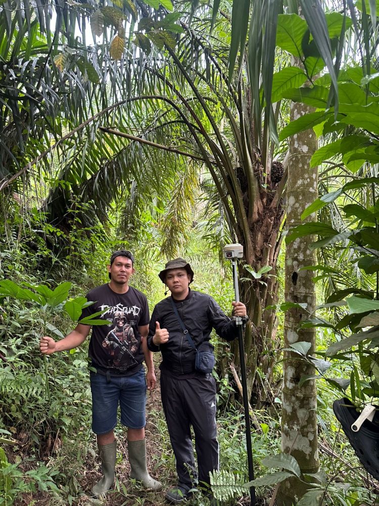 Tim survei dari Kantor Pertanahan Kabupaten Bengkulu Tengah melakukan kegiatan penataan batas wilayah di Desa Penembang, Kecamatan Merigi Kelindang, Rabu (4/3/2026). (Foto:Yl)