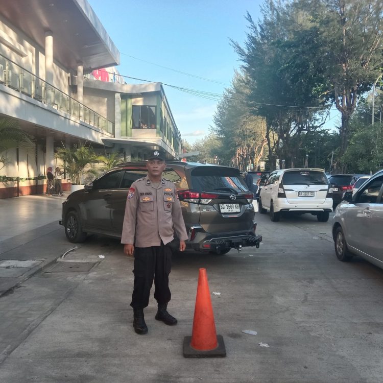 Anggota Polsek Ratu Samban Polresta Bengkulu melaksanakan kegiatan patroli rutin di sejumlah objek wisata dan pusat keramaian di wilayah hukumnya, Senin (23/03/2026) (Dok. Yola)