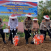 Bupati Bengkulu Tengah Rachmat Riyanto bersama Kapolda Bengkulu dan Kapolres Bengkulu Tengah saat mengikuti penanaman jagung serentak di Polsek Pondok Kelapa. (foto: Yl)