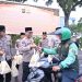 Kapolda Jambi Irjen Pol. Krisno H. Siregar bersama Bhayangkari, OKP, dan Ormas membagikan paket takjil kepada pengemudi ojek online dan masyarakat yang melintas di depan Mapolda Jambi, Jumat (6/3/2026), (Dok.Nahar)