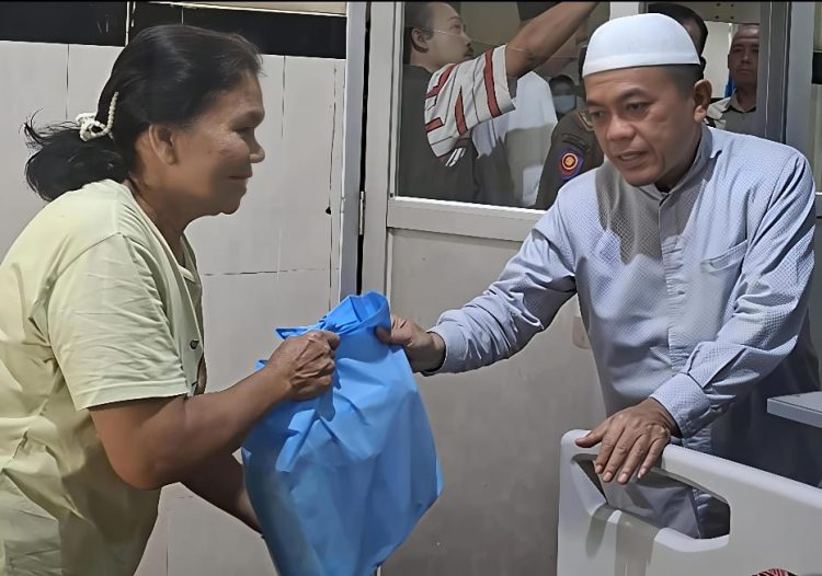 Gubernur Jambi Al Haris menyerahkan bantuan kepada pasien saat melakukan kunjungan ke RSUD Raden Mattaher, Kota Jambi, Jumat (20/3/2026) (Dok.Riky)
