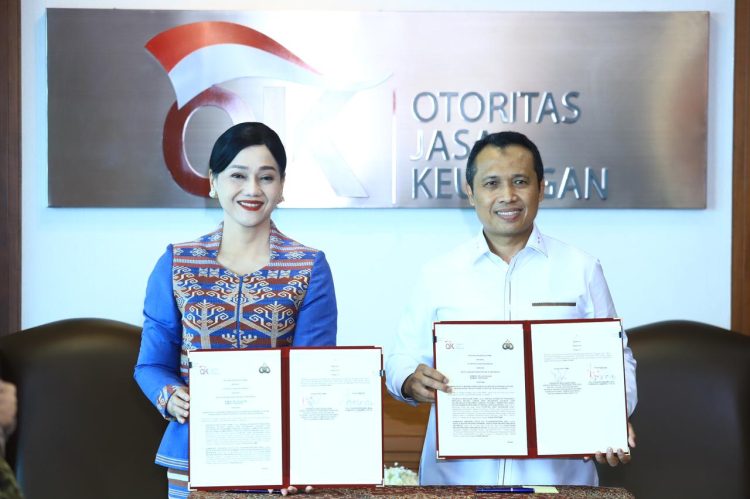 Pejabat Sementara Wakil Ketua Dewan Komisioner OJK Friderica Widyasari Dewi (kiri) dan Kepala Bareskrim Polri Komjen Pol Syahardiantono (kanan) menunjukkan dokumen Perjanjian Kerja Sama usai penandatanganan di Jakarta, Selasa (3/3/2026). (Dok. Humas OJK Jambi)