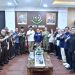 Staf Ahli Sekretaris SKK Migas Mayjen TNI Dr. Andrey Satwika Yogaswara bersama jajaran SKK Migas Sumbagsel dan pimpinan KKKS berfoto bersama Kepala Kejati Jambi Sugeng Hariadi dan jajaran usai pertemuan koordinasi di Kantor Kejati Jambi, Rabu (4/3/2026). (Dok. Humas)