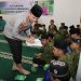 Kapolresta Bengkulu Kombes Pol Rahmad Hidayat menyerahkan santunan kepada anak yatim piatu dalam kegiatan silaturahmi Ramadan sebagai bentuk kepedulian sosial Polresta Bengkulu kepada masyarakat. (foto: ist)