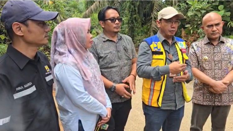 Kepala Bidang Bina Marga Dinas PUTR Provinsi Jambi, Iwan Rahmadi (tengah), bersama jajaran dan pihak terkait meninjau langsung kondisi salah satu ruas jalan provinsi yang menjadi sasaran pemeliharaan rutin menjelang arus mudik dan arus balik Idulfitri 1447 H/2026. (Dok. Daus)