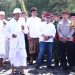 Bupati Blitar Rijanto (tengah) bersama unsur Forkopimda dan tokoh agama menghadiri Upacara Melasti Tahun 2026 yang digelar umat Hindu di Pantai Jolosutro, Desa Ringinrejo, Kecamatan Wates, Kabupaten Blitar, Minggu (8/3/2026). (Dok. Edi)