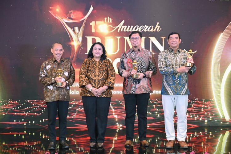 Direktur Utama Jasa Raharja Muhammad Awaluddin (tengah kanan) poto bersama setelah menerima penghargaan Best CEO (Dok. Humas JR Jambi)