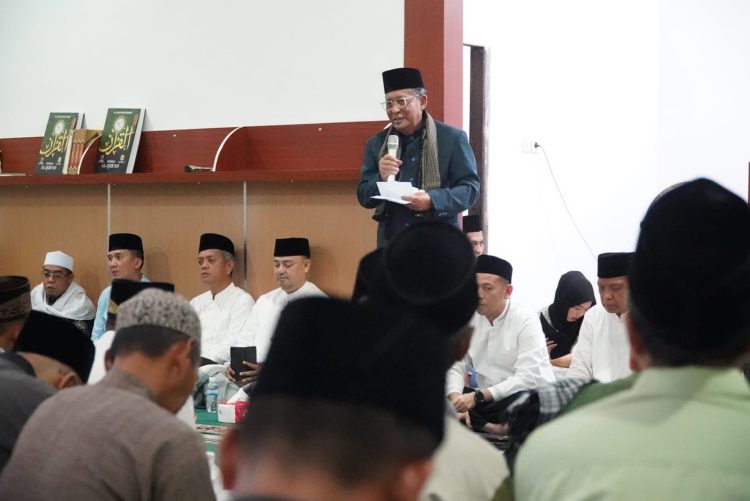 Wakil Gubernur Jambi Abdullah Sani menyampaikan sambutan saat kegiatan Safari Ramadhan Pemerintah Provinsi Jambi di Masjid Al Ikhlas, Kecamatan Muara Sabak Barat, Kabupaten Tanjung Jabung Timur, Rabu (11/3/2026). (Dok, Erit)