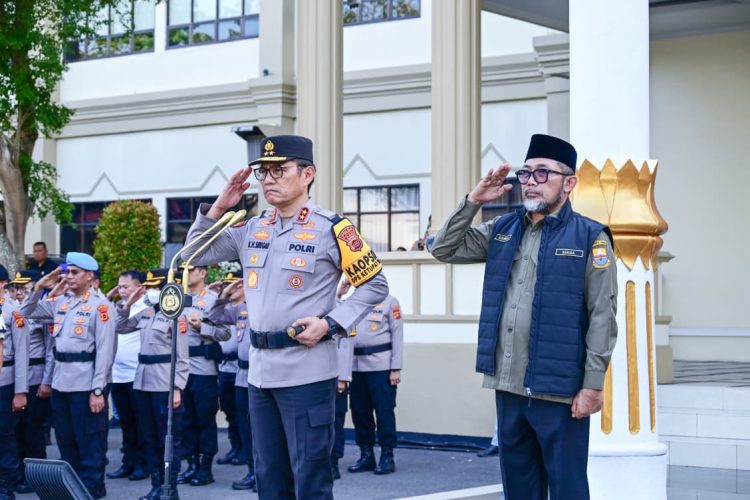 Kapolda Jambi Irjen Pol K. H. Siregar memimpin Apel Gelar Pasukan Operasi Ketupat 2026 di Mapolda Jambi, Kamis (12/3/2026). (Dok. Nahar)