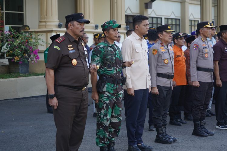 Komandan Korem 042/Gapu Kolonel Inf Nyamin, S.I.P., M.M., menghadiri Apel Gelar Pasukan Operasi Ketupat 2026 yang digelar di Lapangan Markas Polda Jambi, Kamis (12/3/2026). (Dok. Nahar)