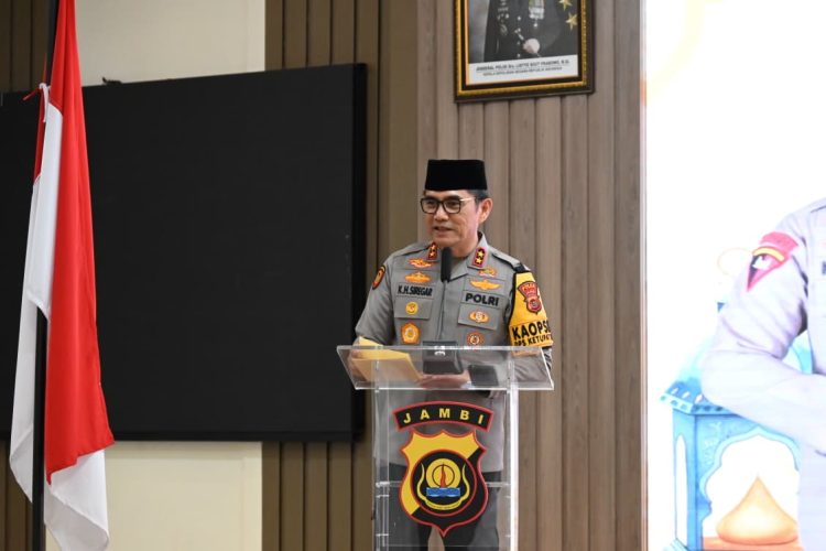 Kapolda Jambi Irjen Pol Krisno H. Siregar memberikan sambutan saat kegiatan buka puasa bersama insan pers di Aula Gedung Siginjai Mapolda Jambi, Kamis (12/3/2026). Z(Dok. Nahar)
