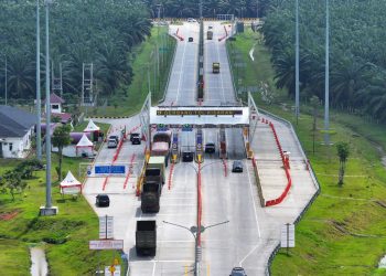 Kendaraan melintas di Gerbang Tol Kisaran yang merupakan bagian dari jaringan Jalan Tol Trans Sumatera. (Dok. Humas HK)
