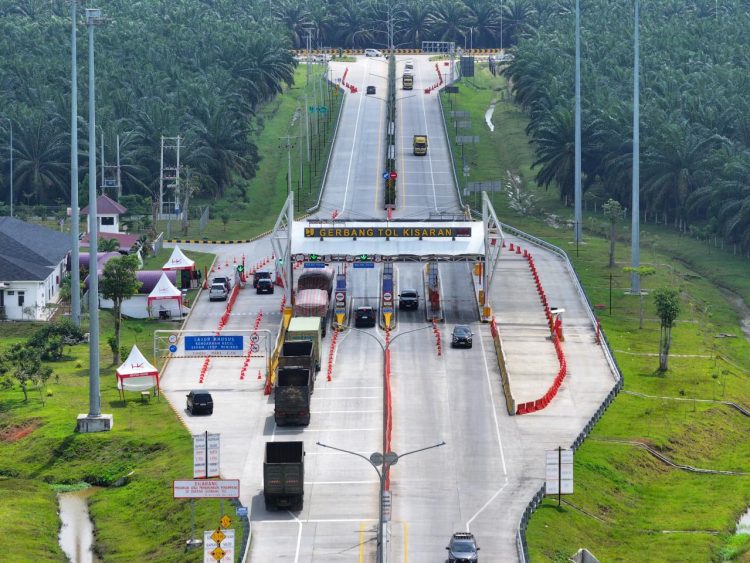 Kendaraan melintas di Gerbang Tol Kisaran yang merupakan bagian dari jaringan Jalan Tol Trans Sumatera. (Dok. Humas HK)