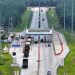 Kendaraan melintas di Gerbang Tol pada ruas Jalan Tol Trans Sumatera. (Dok. Humas HK)
