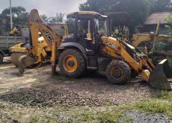 Alat berat disiagakan di salah satu ruas jalan di Provinsi Jambi sebagai bagian dari kesiapan menghadapi arus mudik Lebaran 2026. (Dok. Stepanus)