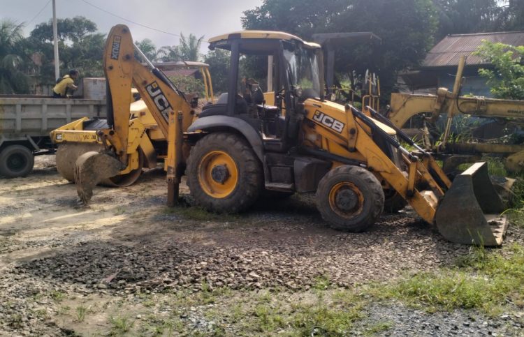 Alat berat disiagakan di salah satu ruas jalan di Provinsi Jambi sebagai bagian dari kesiapan menghadapi arus mudik Lebaran 2026. (Dok. Stepanus)