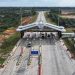 Sejumlah kendaraan melintasi Gerbang Tol Muaro Sebapo di ruas Jalan Tol Trans Sumatera. (Dok. Humas HK)
