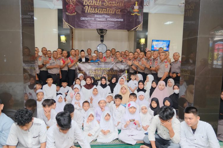 Siswa SIP Angkatan 55 pengiriman Polda Metro Jaya berfoto bersama usai kegiatan bakti sosial dan santunan anak yatim di Masjid Al Abror, Mampang Prapatan, Jakarta Selatan, Rabu (18/3/2026). (Dok. Alam)