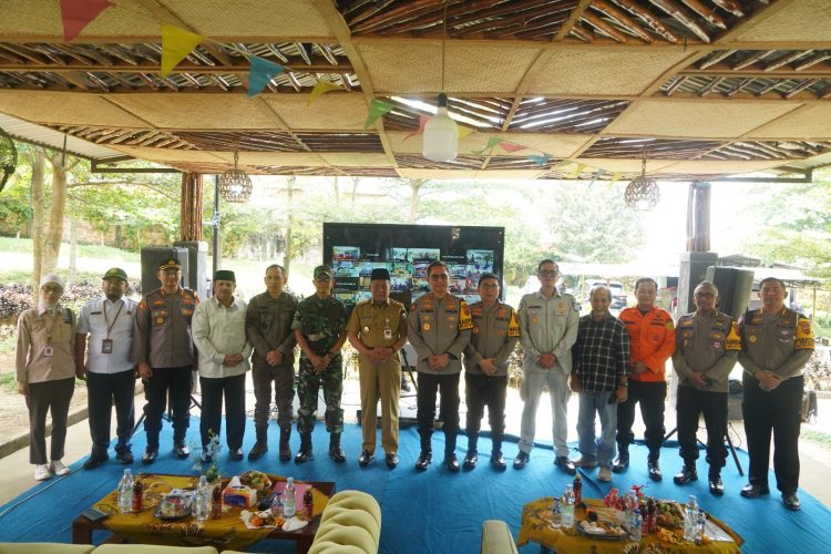 Danrem 042/Gapu Brigjen TNI Nyamin bersama Kapolda Jambi dan unsur Forkopimda saat meninjau Pos Pelayanan dan situasi keamanan di objek wisata Kampung Radja, Jambi, Selasa (24/3/2026), (Dok, Nahar)