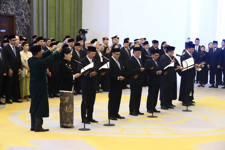 Ketua Mahkamah Agung Sunarto memimpin pengucapan sumpah jabatan Anggota Dewan Komisioner Otoritas Jasa Keuangan (OJK) di Gedung MA, Jakarta. (Dok. Humas OJK)