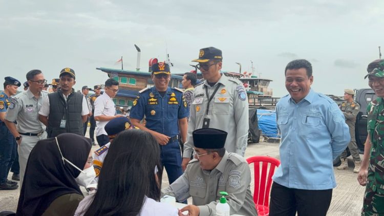 Bupati Anwar Sadat bersama jajaran TNI-Polri dan Jasa Raharja meninjau kondisi kesehatan penumpang sebelum pelepasan arus balik gratis di Pelabuhan Marina Kuala Tungkal, Kamis (26/3) (Dok. Nanar)