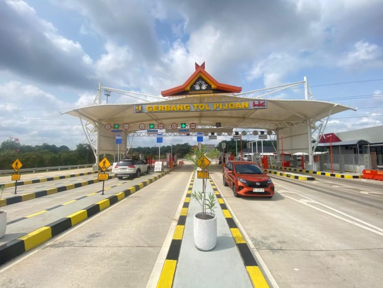 Kendaraan melintas di Gerbang Tol Pijoan, Jambi (Dok. Humas HK)
