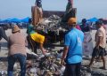 Personel Polsek Teluk Segara bersama warga membersihkan sampah di kawasan Pantai Jakat, Kota Bengkulu, Jumat (27/3/2026) (Dok. Yola)