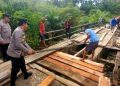 Polsek Talo, Polres Seluma, dengan turun langsung memperbaiki jembatan rusak di Desa Muara Nibung, Kecamatan Ulu Talo, Kabupaten Seluma, Rabu (4/3/2026). (Foto:Yl)