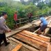 Polsek Talo, Polres Seluma, dengan turun langsung memperbaiki jembatan rusak di Desa Muara Nibung, Kecamatan Ulu Talo, Kabupaten Seluma, Rabu (4/3/2026). (Foto:Yl)