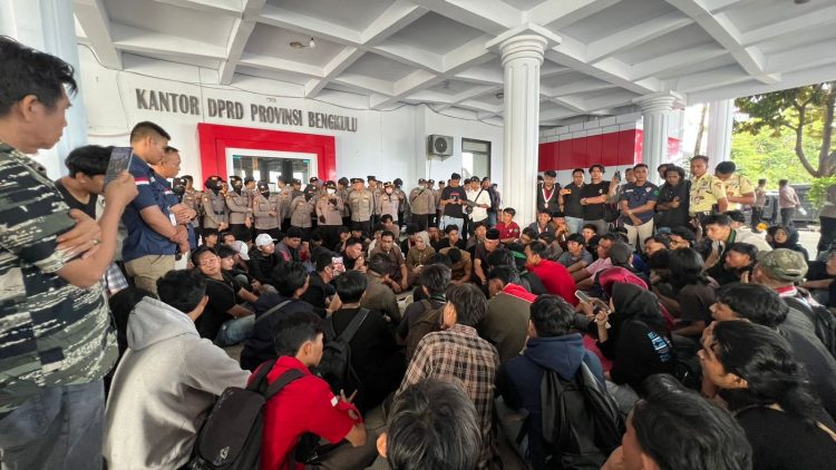 Mahasiswa HMI, GMNI, dan GMKI menggelar aksi di DPRD Provinsi Bengkulu. Mereka menolak kebijakan yang disebut Orde Baru Jilid II, menuntut reformasi Polri, revisi UU TNI. (foto:Yola)