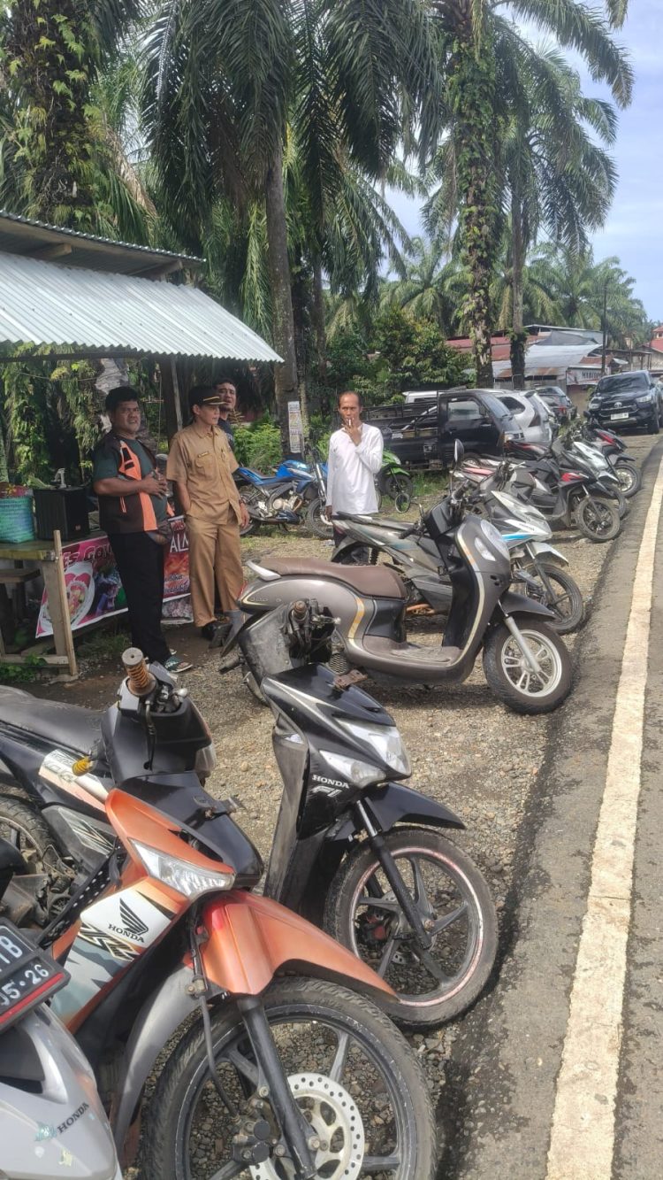 Aktivitas pedagang di Pasar Senen Desa Penarik, Mukomuko, yang berjualan hingga ke badan jalan memicu kemacetan dan membahayakan pengguna jalan. (foto:Dede)