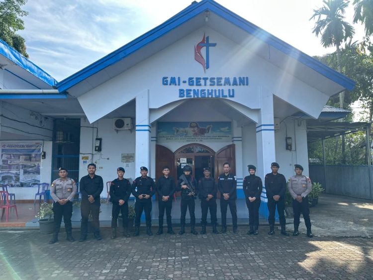 Polda Bengkulu mengerahkan 250 personel untuk mengamankan perayaan Jumat Agung dan Paskah di Kota Bengkulu, Jumat (3/4/2026). (Foto:Yl)