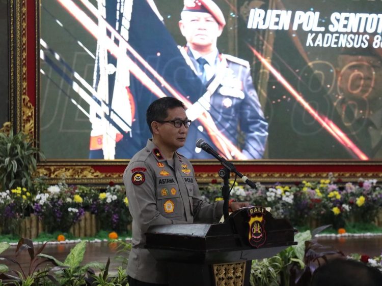 Wakapolda Bali Brigjen Pol. I Made Astawa, memberikan sambutan di acara Talkshow Segitiga Ekosistem Perlindungan Anak di Lingkungan Sekolah yang digelar di Gedung Presisi Polda Bali, Jumat (24/4). (Foto:yola)