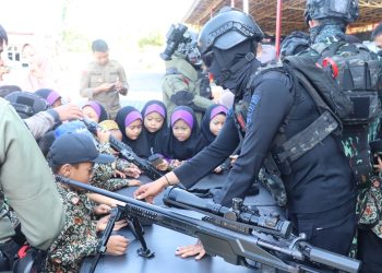 SD IT Alam Generasi Islam Kota Bengkulu mendatangi Markas Komando Satuan Brimob Polda Bengkulu pada Kamis (23/4). (Foto:yola)