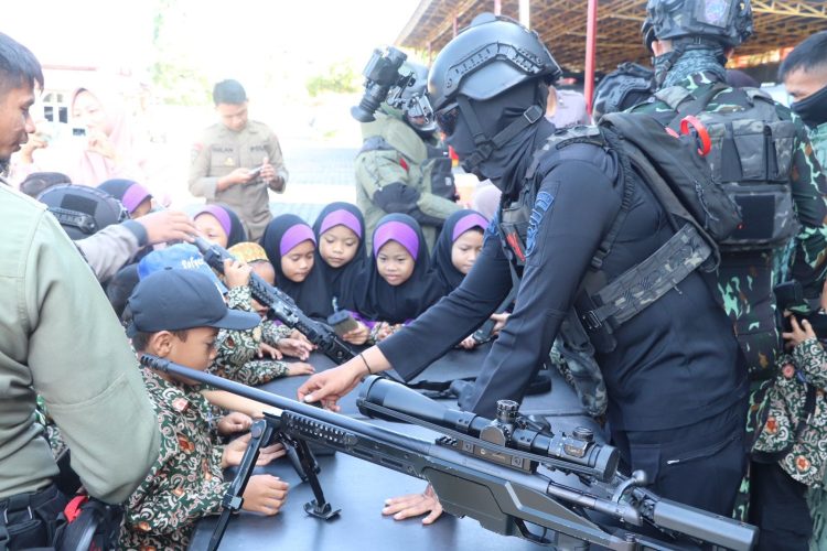 SD IT Alam Generasi Islam Kota Bengkulu mendatangi Markas Komando Satuan Brimob Polda Bengkulu pada Kamis (23/4). (Foto:yola)