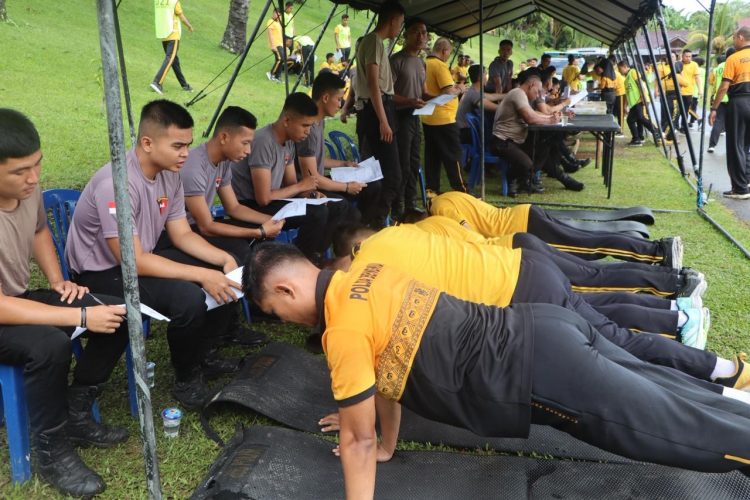 Pelaksanaan Kesamaptaan Jasmani Berkala bagi Pegawai Negeri pada Polri (PNPP) Polda Bengkulu di Lapangan Dasba 6000 Satbrimob, Selasa (7/4/2026). (Dok. Yola)