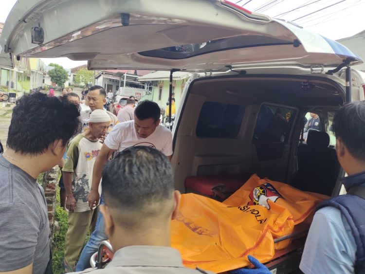 Polisi melakukan olah TKP dan mengamankan area, Selasa (21/4/2026). (Foto:yola)
