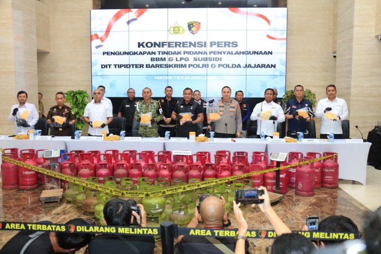 konferensi pers yang dipimpin Wakabareskrim Polri Irjen Pol. Nunung Syaifuddin, didampingi Dirtipidter Bareskrim Polri Brigjen Pol. Moh. Irhamni, Selasa (21/4/2026). (Foto:yola)