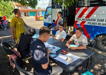 Polres Rejang Lebong mengadakan kegiatan pelayanan publik SIM Keliling yang dilaksanakan oleh Unit SATPAS, Sabtu (25/4/2026). (Foto:yola)