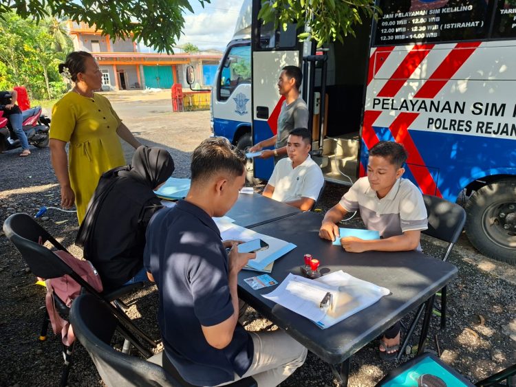 Polres Rejang Lebong mengadakan kegiatan pelayanan publik SIM Keliling yang dilaksanakan oleh Unit SATPAS, Sabtu (25/4/2026). (Foto:yola)