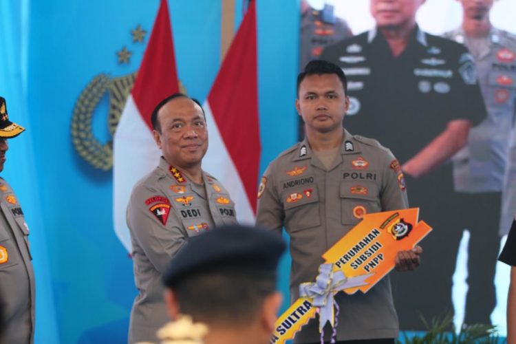 Wakapolri Dedi Prasetyo, menyerahkan dan meresmikan 378 unit rumah subsidi tipe 36 bagi PNPP dan masyarakat di wilayah Sulawesi Tenggara, Selasa (21/4). (Foto:yola)