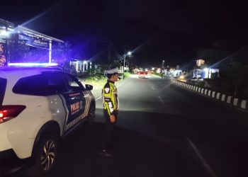 Anggota Satlantas Polres Bengkulu Selatan saat melakukan Patrol di titik rawan,  Senin malam (6/4/2026). (Dok. Yola)