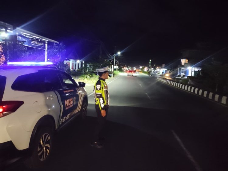 Anggota Satlantas Polres Bengkulu Selatan saat melakukan Patrol di titik rawan,  Senin malam (6/4/2026). (Dok. Yola)