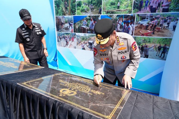 Wakapolri Komjen Pol. Dedi Prasetyo, ke Polda Sulawesi Tenggara, dilakukan peresmian 17 jembatan perintis, dengan 2 jembatan utama. (Foto:yola)