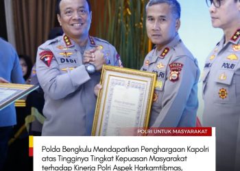 Wakapolri Komjen Pol. Dedi Prasetyo menyerahkan penghargaan IKPA terbaik kepada perwakilan Polda saat Rakernis Gabungan Empat Fungsi Pusat Polri 2026 di Rupattama Mabes Polri, Jakarta, Rabu (29/4/2026). (foto:yola)