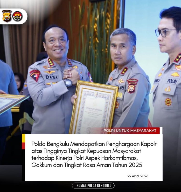 Wakapolri Komjen Pol. Dedi Prasetyo menyerahkan penghargaan IKPA terbaik kepada perwakilan Polda saat Rakernis Gabungan Empat Fungsi Pusat Polri 2026 di Rupattama Mabes Polri, Jakarta, Rabu (29/4/2026). (foto:yola)