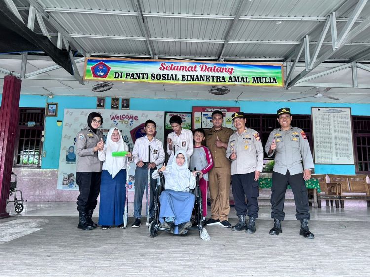 Kapolsek Kampung Melayu, Nyarna, memberikan bantuan kursi roda dan alat bantu disabilitas ke sejumlah SLB, Rabu (15/4/2026). (Foto:yola)